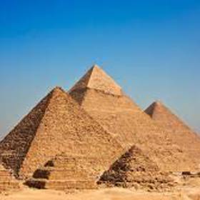 Pyramidy jsou velkým turistickým lákadlem