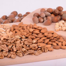 V zimě přichází na řadu místo pylů oříšky.