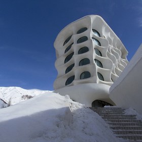 Jako by se v něm zabydleli Flinstounovi. Tento lyžařský hotel si prostě zamilujete