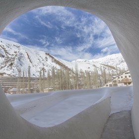 Jako by se v něm zabydleli Flinstounovi. Tento lyžařský hotel si prostě zamilujete