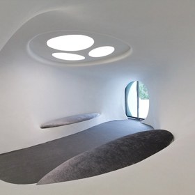 Jako by se v něm zabydleli Flinstounovi. Tento lyžařský hotel si prostě zamilujete