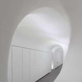 Jako by se v něm zabydleli Flinstounovi. Tento lyžařský hotel si prostě zamilujete