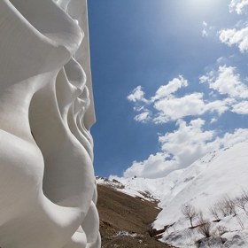 Jako by se v něm zabydleli Flinstounovi. Tento lyžařský hotel si prostě zamilujete