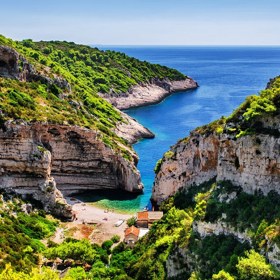 Pláž je poměrně krátká, ale má nezaměnitelnou atmosféru.