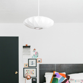 Pokoj pro hosty, co si potrpí na kontrast a design. Zařízen je stylově od stropu po podlahu, fajnšmekry uchvátí především geometrický lustr a polštář jako malovaný vodovkami.