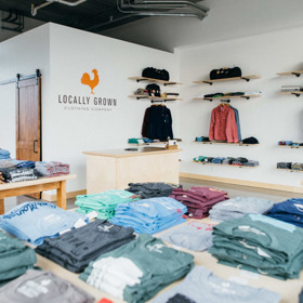 Přírodě vpřed, jako by tento obchod s oblečením vykřikoval. Sází na minimalismus s důrazem na dřevo, které obstojí samo o sobě.