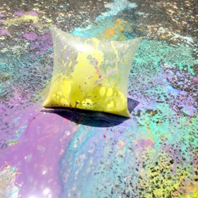 5. Barvy, ty mají děti rády. A co teprve, když s nimi udělají na chodníku pestrobarevná veledíla! Smíchejte kukuřičný škrob, ocet a potravinářské barvivo. Naplňte plastové uzavíratelné svačinové sáčky nejméně z 1/3 směsí. Na čtvercový kus papírové utěrky nasypejte jedlou sodu a vytvořte „bombu“. Vložte ji  do sáčku, uzavřete ho a řádně protřepejte. Sáček se začne pomalu nafukovat a najednou prásk! Chodník bude barevný a děti šťastné.