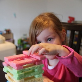 9. Dřevěná jenga věž je evergreenem, můžete jí děti zabavit ale i tehdy, pokud ji doma nemáte. Prostě jen rozstříhejte houby na mytí.