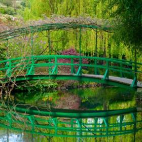 Monetovská zahrada Giverny si zcela zaslouží svůj kultovní status. Jde de facto o dvě zahrady (Flower Garden a Grande Allee) v jedné.