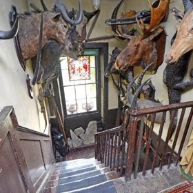 Schodiště georgiánského stavení z 18. století, které získalo nové majitele. V srdci londýnského East Endu bylo postaveno mezi červencem 1741 a říjnem 1742.