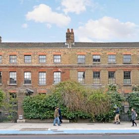 Od roku 1895 v něm nikdo nebydlel, a tak si vysloužil přídomek „strašidelný“. Nyní je po restauraci a má nové majitele.