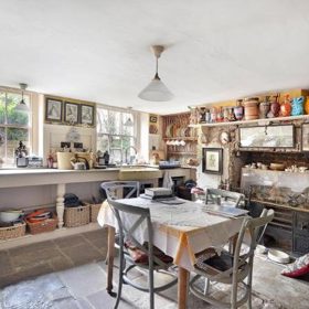 Je ohromný jak prostorově, tak esteticky. Rozléhá se přes pět pater, na něž se vešlo pět ložnic a sedm salonků. Má rozlohu bezmála 420 metrů čtverečních.