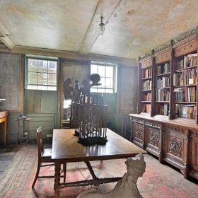 Usedlost v ulici Mile End Road zachránila před sesuvem organizace Spitalfields Trust, která zajišťuje a opravuje domy v této oblasti Londýna. Dům ale prošel rozsáhlou rekonstrukcí už dřív, konkrétně mezi lety 1778 a 1827. Inicioval ji ředitel nedalekého pivovaru Harry Charrington.