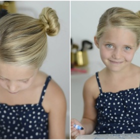 5. Asymetrický drdol. Udělejte krátkou pěšinku na straně od čela, sčešte vlasy do ohonu na stranu a opatřete je gumičkou. Ohon stočte a omotejte kolem gumičky. Teď už jen zbývá konec připevnit vlásenkami.