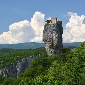 V poustevně Katskhi Pillar (Georgia, USA) žije devětapadesátiletý mnich jménem Maxime Qavtaradze.