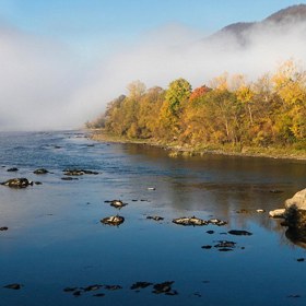 Chatička v korytě srbské řeky Drina.