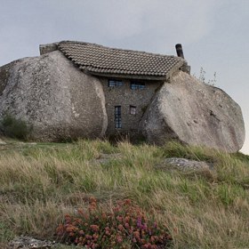 Příbytek Casa do Penedo, známý také jako „House of Stone“ (pohoří Fafe, Portugalsko) tak trochu připomíná obří rádio.