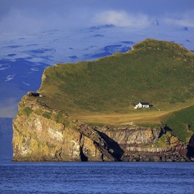 Islandský ostrov Elidaey byl naposledy trvale obýván před cca 300 lety. Jeden dům tu ale stále stojí.
