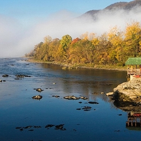 Chatička v korytě srbské řeky Drina.