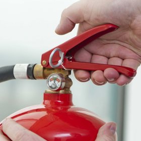 3. Hasicí přístroj. „Měli byste je vyměnit za pět až patnáct let. Prohlédnou a opravit byste je měli ročně. Měsíčně pak zkontrolovat měřidlo,“ napsal thatguyfromnewyork.