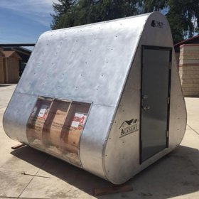 Středoškoláci navrhli domek, který sestavíte bez nářadí. Vyjde vás na průměrný měsíční plat