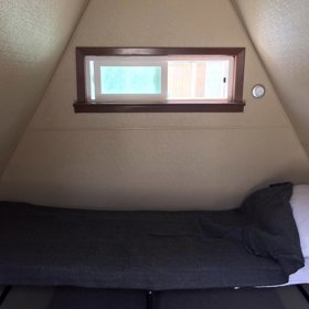 Středoškoláci navrhli domek, který sestavíte bez nářadí. Vyjde vás na průměrný měsíční plat