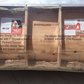 Středoškoláci navrhli domek, který sestavíte bez nářadí. Vyjde vás na průměrný měsíční plat