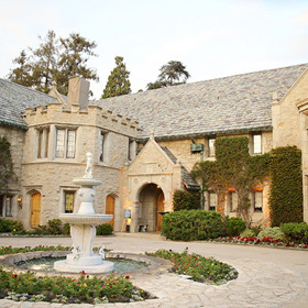 Podívejte se na luxusní sídlo „playboye“ Hugha Hefnera, které se před několika dny prodalo za astronomickou sumu