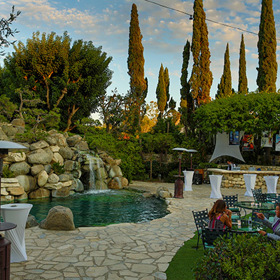 Podívejte se na luxusní sídlo „playboye“ Hugha Hefnera, které se před několika dny prodalo za astronomickou sumu