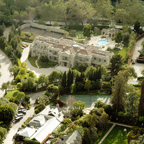 Podívejte se na luxusní sídlo „playboye“ Hugha Hefnera, které se před několika dny prodalo za astronomickou sumu