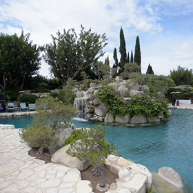 Podívejte se na luxusní sídlo „playboye“ Hugha Hefnera, které se před několika dny prodalo za astronomickou sumu