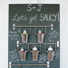 Tabule omáček, kterým v plechových květináčích nikdo neodolá.