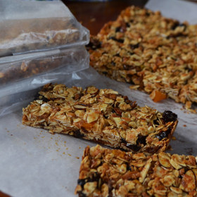 Domácí tyčinky z granoly s brusinkami.