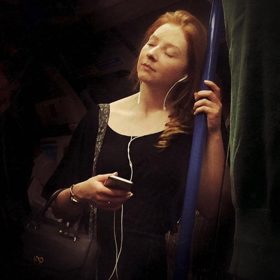 Muž tajně fotí londýnské pasažéry metra. Upravené fotky vypadají jako portréty 16. století