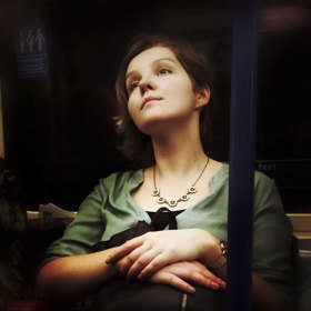 Muž tajně fotí londýnské pasažéry metra. Upravené fotky vypadají jako portréty 16. století