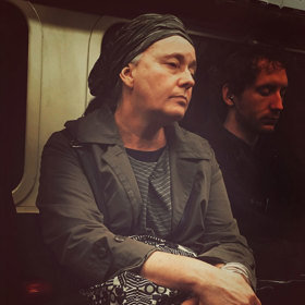 Muž tajně fotí londýnské pasažéry metra. Upravené fotky vypadají jako portréty 16. století