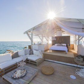 Pozorovat korály z pohodlí gauče a jíst od slavného šéfkuchaře. Soutěžte o noc v plovoucím království!