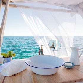 Pozorovat korály z pohodlí gauče a jíst od slavného šéfkuchaře. Soutěžte o noc v plovoucím království!