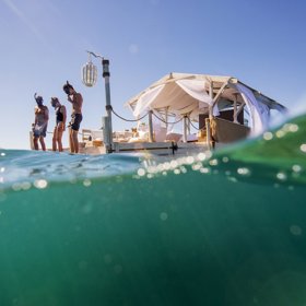 Pozorovat korály z pohodlí gauče a jíst od slavného šéfkuchaře. Soutěžte o noc v plovoucím království!