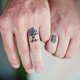 Lebky, psi i čajové lžičky. Podívejte se, za jaká tetování vyměnily páry snubní prstýnek!