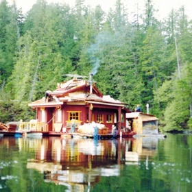 Okouzlující plovoucí sídlo, které jeho majitelé budují už 20 let