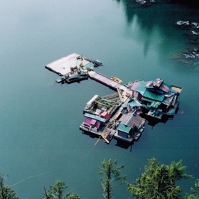 Okouzlující plovoucí sídlo, které jeho majitelé budují už 20 let