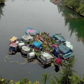 Okouzlující plovoucí sídlo, které jeho majitelé budují už 20 let