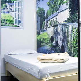 Mezinárodní letiště Dubaj – kromě již zmíněné posilovny a krytého bazénu se zde nachází také pětihvězdičkový hotel a takzvaný SnoozeCub (postel, Wi-Fi, dotyková obrazovka…)