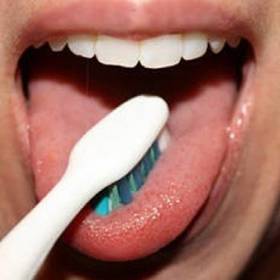 Ignorujeme při čištění zubů jazyk.