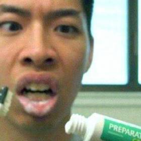 Používáme špatnou zubní pastu (namísto agresivní bělicí pasty použijte obyčejnou fluoridovou pastu).