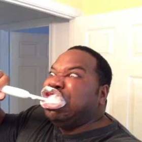 Čistíme si zuby ve špatném směru (tedy doleva a doprava, správné jsou tahy kartáčkem odshora dolů pod úhlem 45°).