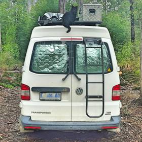 Měl po krk korporátu. Nyní cestuje karavanem po Austrálii se svou kočkou