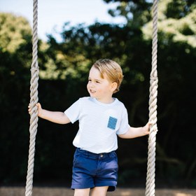 Houpačku, na které princ George pózoval jako profesionál, zdobí křestní jména jeho rodičů – vévodkyně Catherine a prince  Williama.