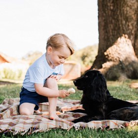 Přestože doposud pořizovala snímky sama vévodkyně, která se fotografování věnuje na amatérské úrovni, vůbec poprvé pustila za hledáček profesionálního fotografa, Matta Porteouse.